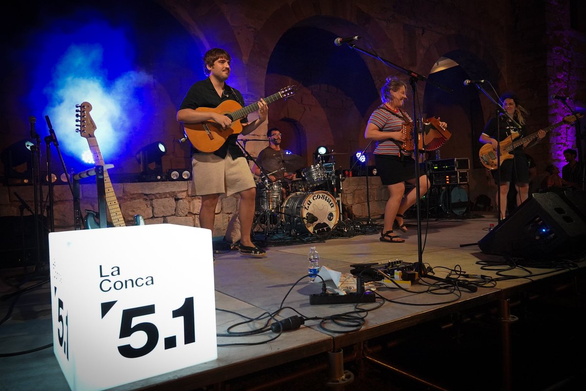 LaConca51's tweet photo. 🐔 #LaCosina tanca la primera nit de la #Nit51 fent-nos ballar amb el seu folk reivindicatiuen en un dels últims concerts de presentació del seu primer disc “Hores vinguin”✨👏 https://t.co/5YyKt6nU7H