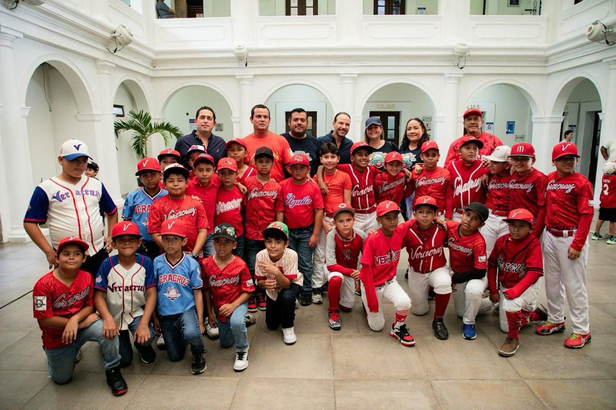 ParaComentarse's tweet photo. Se presentó el Campeonato Nacional de Béisbol FEMEBE 2024 a realizarse en @_BocadelRio
del 16 al 24 de agosto en los campos de la Liga Beto Ávila https://t.co/4MeaoxEmdy
#veracruz #bocadelrio #Femebe
@ivdgob @ParaComentarse https://t.co/dHD4T0tcwo
