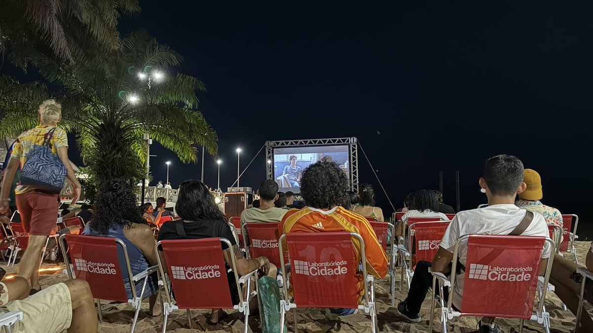 mau_vix's tweet photo. CineLab rolando no Ver-o-Rio hoje, amanhã e domingo das 19h as 22h. Venham que tá lindo!
Cinema a céu aberto na beira do rio com pé na areia https://t.co/NUcKiX79fo
