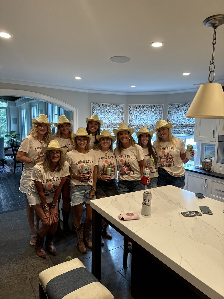 jenny_johnva's tweet photo. Hey Morgan wallen.  We brought the concert to us tonight. Miss you and hope you feel better soon.  See you in Neyland
@MorganWallen https://t.co/LHYEHCUSCb