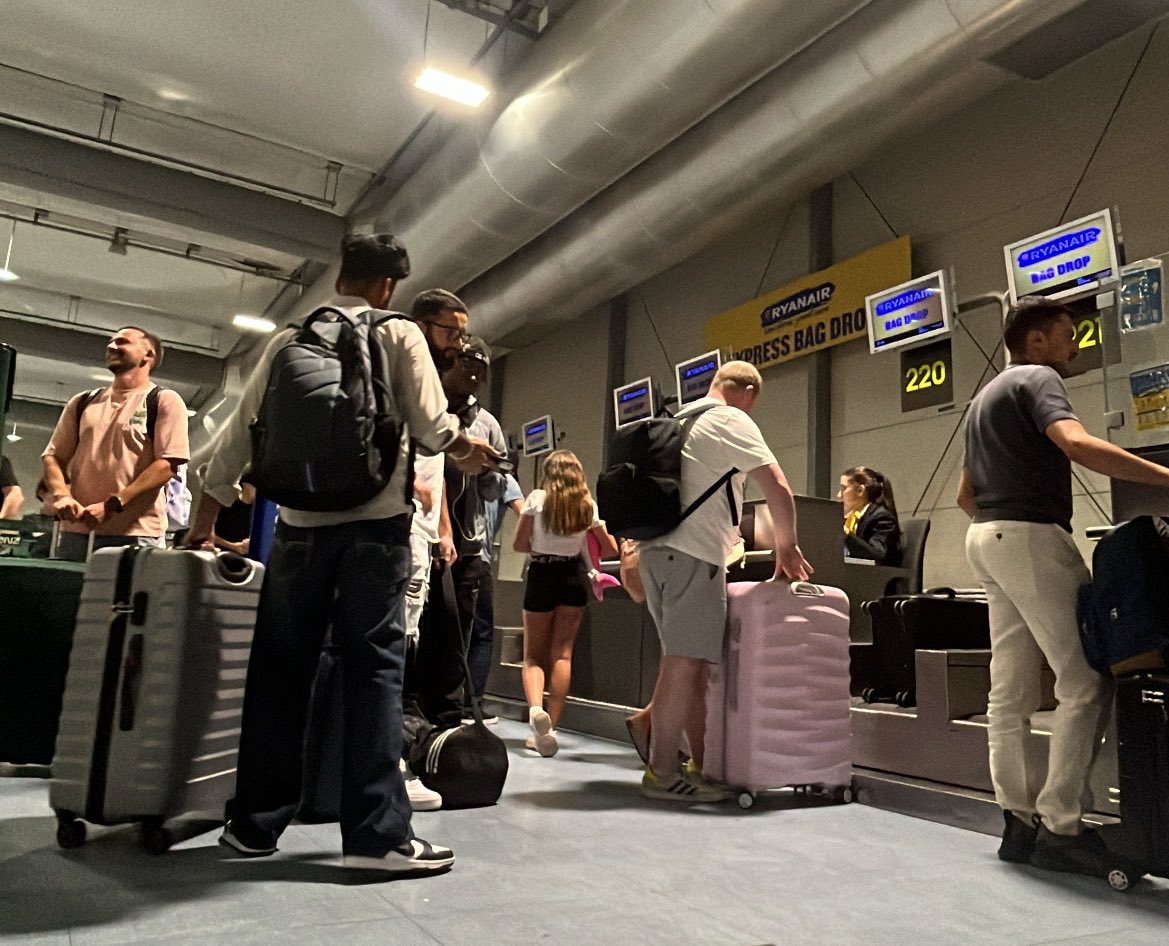 lucia botfield 🌻 tweet media