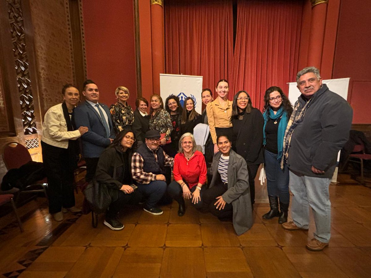 ACNURConoSur's tweet photo. En el marco de la premiere del largometraje de Ricardo Preve “Algún día, en algún lugar” hoy se presentaron en la @AlianzaFBsAs las organizaciones de personas refugiadas y migrantes en Argentina 🇦🇷 ganadoras de los acuerdos de subvención de #ACNUR ! 

Conoce sus iniciativas 👇🏽 https://t.co/sL1FdyH0G6