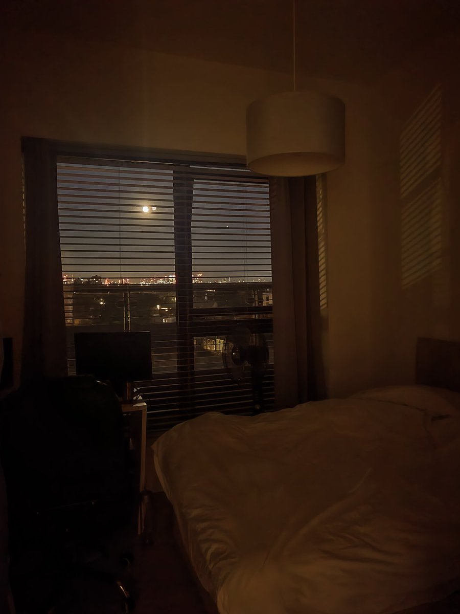 sopalakish's tweet photo. Slow peaceful night🌙 #luna #londonskyline  #Cozy #Home https://t.co/lDoTzNSOsN