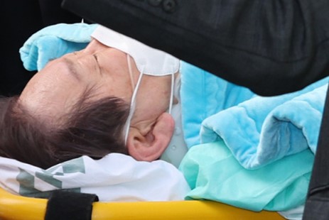 이 같은 이율배반적인 태도가 가증스럽다. 

트럼프에 대한 테러를 규탄하는 이들 언론은 그러나 한국에서 벌어진 야당 이재명 대표에 대한 살해 기도에는 테러 규탄보다 오히려 피격 당한 이에 대한 공격에 몰두했다.