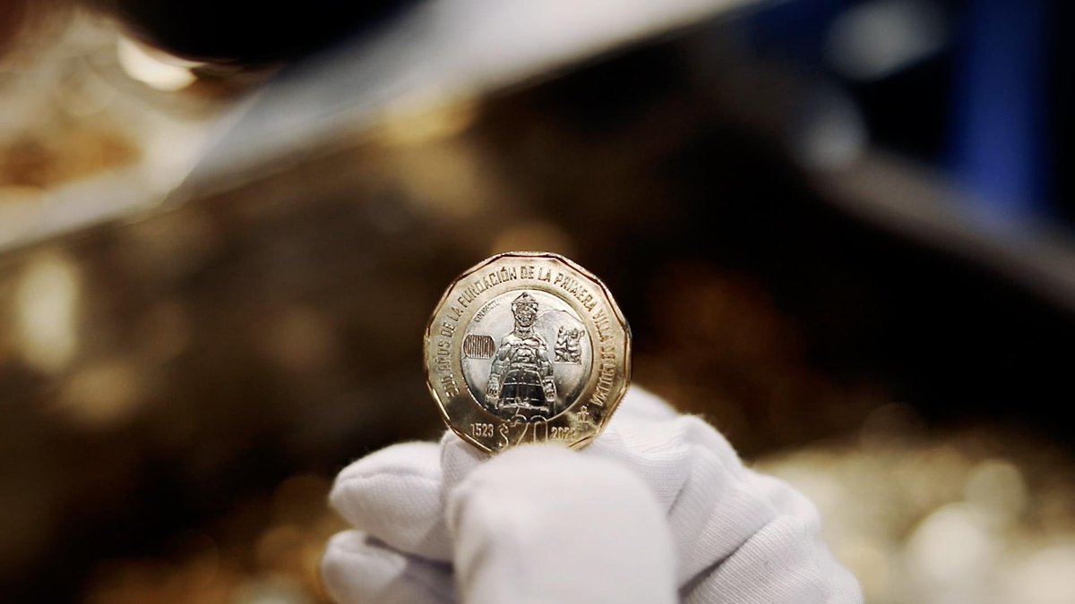 indira_vizcaino's tweet photo. Así fue como llevamos a cabo la puesta en circulación de la moneda conmemorativa “500 años de la fundación de la primera Villa de Colima”🪙✨, acompañando a la gobernadora del BancodeMéxico, Victoria Rodríguez Ceja.

Agradezco a quienes formaron parte de este momento tan significativo, trascendental e histórico, pues esta moneda representa un símbolo de unidad, orgullo y esperanza para todas y todos los colimenses. Con este evento cerramos con broche de oro las conmemoraciones por los primeros 500 años de la fundación y decimos más fuerte que nunca que somos…#DeColimaConOrgullo.