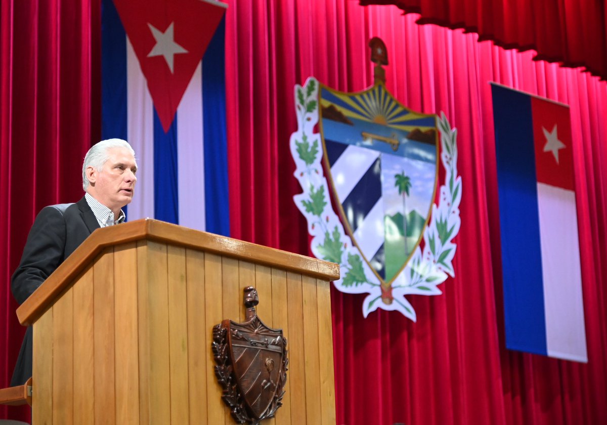 🇨🇺| Presidente <a href="/DiazCanelB/">Miguel Díaz-Canel Bermúdez</a>:

 “El momento es muy difícil, sin dudas. Lo dice el pueblo y lo ratificamos quienes trabajamos por aliviar el impacto de esas dificultades en la cotidianidad de todos. Pero la Revolución vive y sus enemigos lo saben. Por eso la acosan y la atacan.”