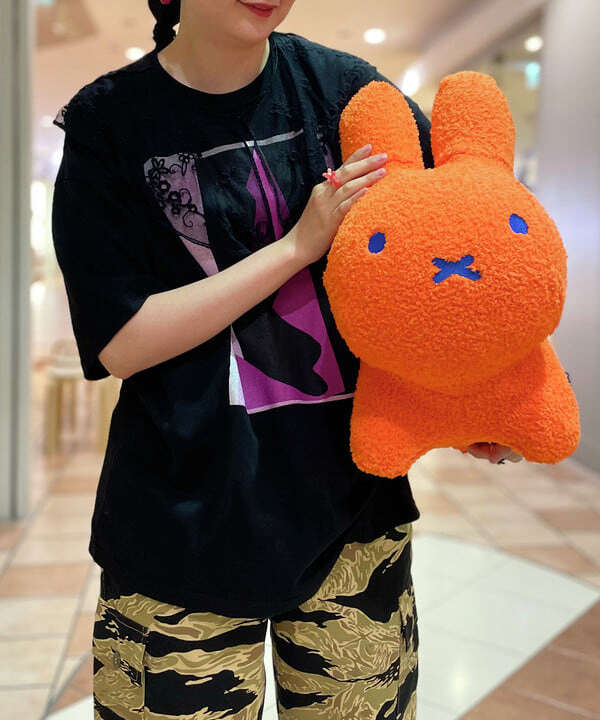 ides × MEDICOM TOY〉 〈BEAMS〉のコーポレートカラーであるオレンジに