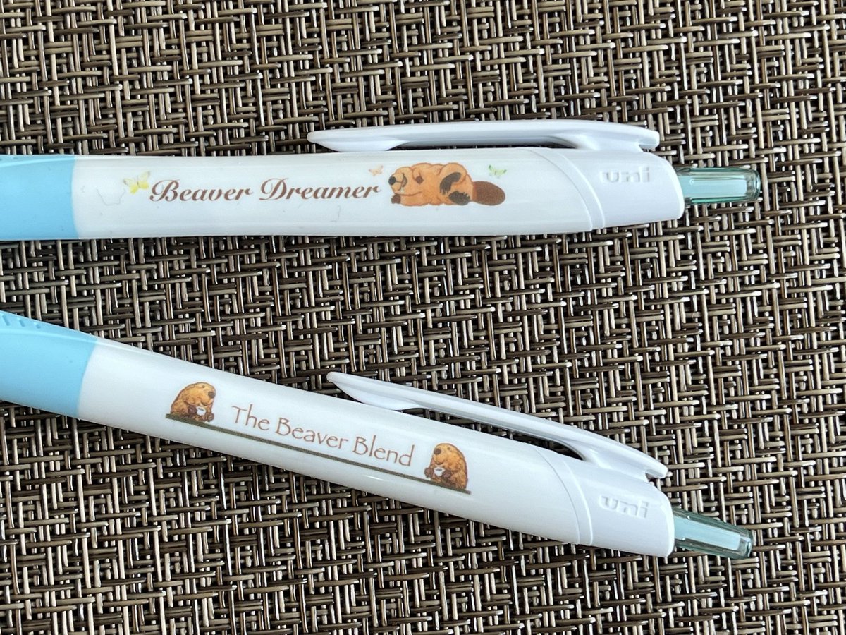 KoalaYu21's tweet photo. #Beaver 🦫柄 #JETSTREAM ボールペンできました♪

https://t.co/eBIFMxTcxn 

ノーブランドのボールペンなら安くできたのですが… せっかく作るなら、JETSTREAMがいい！とこだわった品。 安定の書き心地、替え芯も可能で、永くお使いいただけます。

クーポン情報はリポストをチェック👀 https://t.co/SZLnQdZzPA