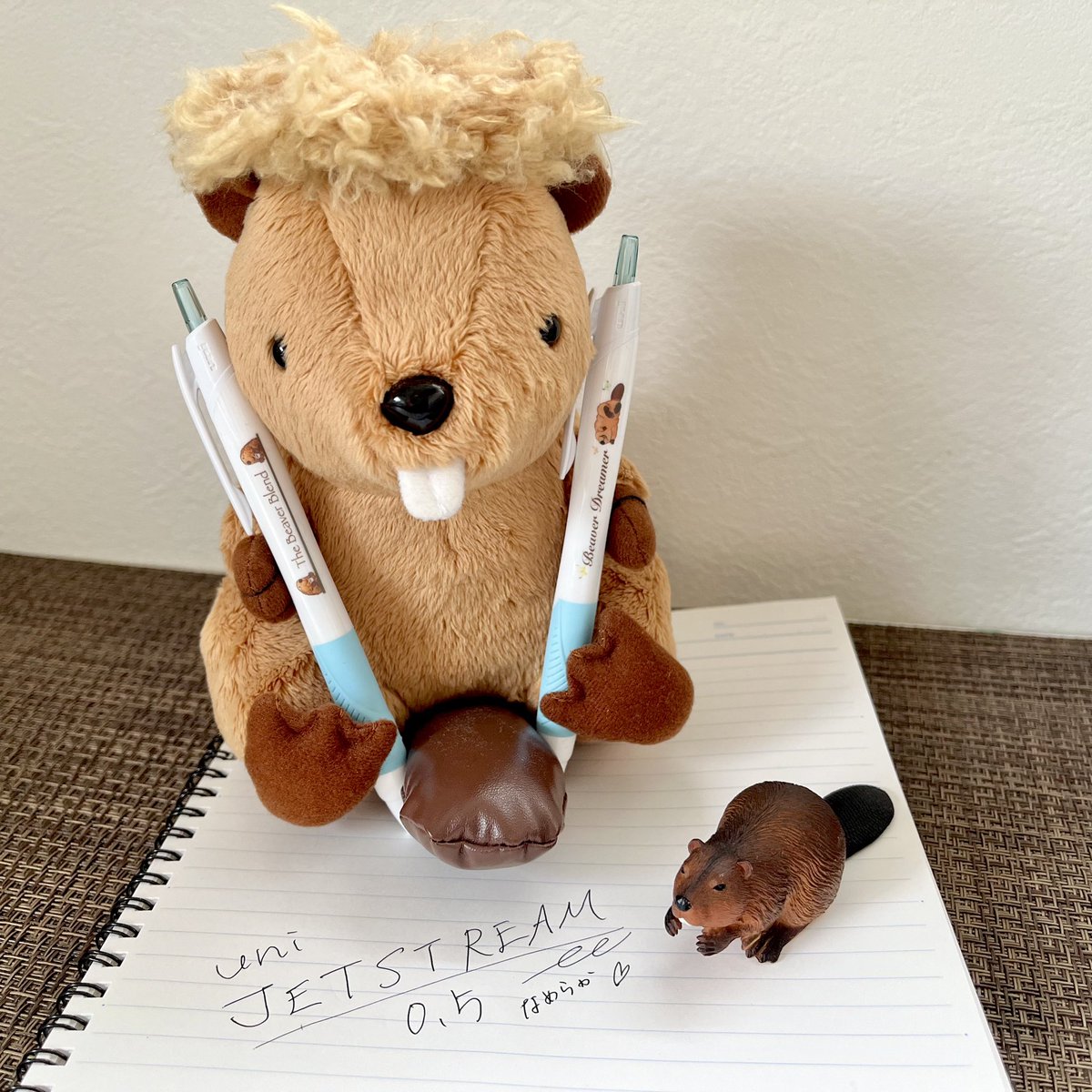 KoalaYu21's tweet photo. #Beaver 🦫柄 #JETSTREAM ボールペンできました♪

https://t.co/eBIFMxTcxn 

ノーブランドのボールペンなら安くできたのですが… せっかく作るなら、JETSTREAMがいい！とこだわった品。 安定の書き心地、替え芯も可能で、永くお使いいただけます。

クーポン情報はリポストをチェック👀 https://t.co/SZLnQdZzPA