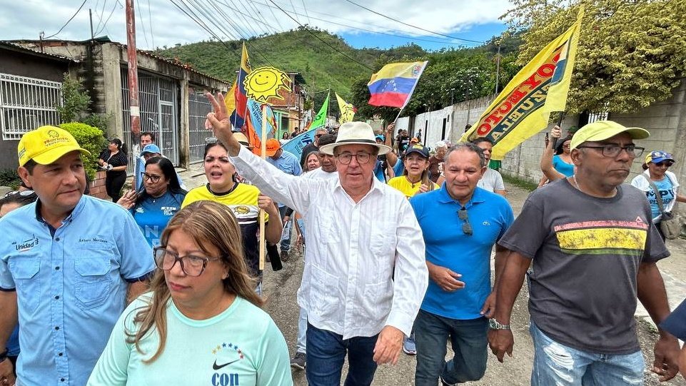CesarPerezVivas's tweet photo. Cerramos la jornada de hoy en un contacto directo en #MataSeca, Municipio Marío Briceño Iragorry, Edo. Aragua. Acompañado de los factores de la sociedad democratica. https://t.co/hQGxEaMJKn