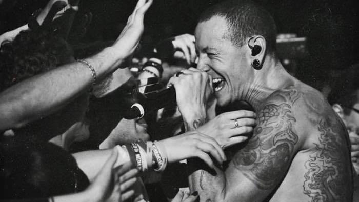 Chester Bennington, cantor e compositor da banda norte-americana Linkin Park, faleceu faz hoje 7 anos🤍