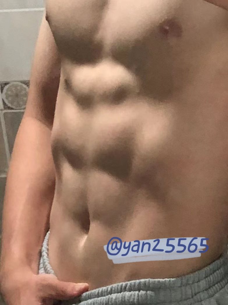 yan25565's tweet photo. 男朋友是个同时拥有腹肌和大屌的快乐谁懂🤤
#薄肌 #直男 #帅哥 https://t.co/KNXG4tbOvU