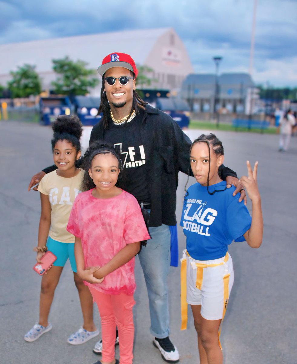 StevieJohnson13's tweet image. The game has evolved… 🏈 

There’s female #SpaceCreators now!

#HandleBizHaveFun #ClubHBHF