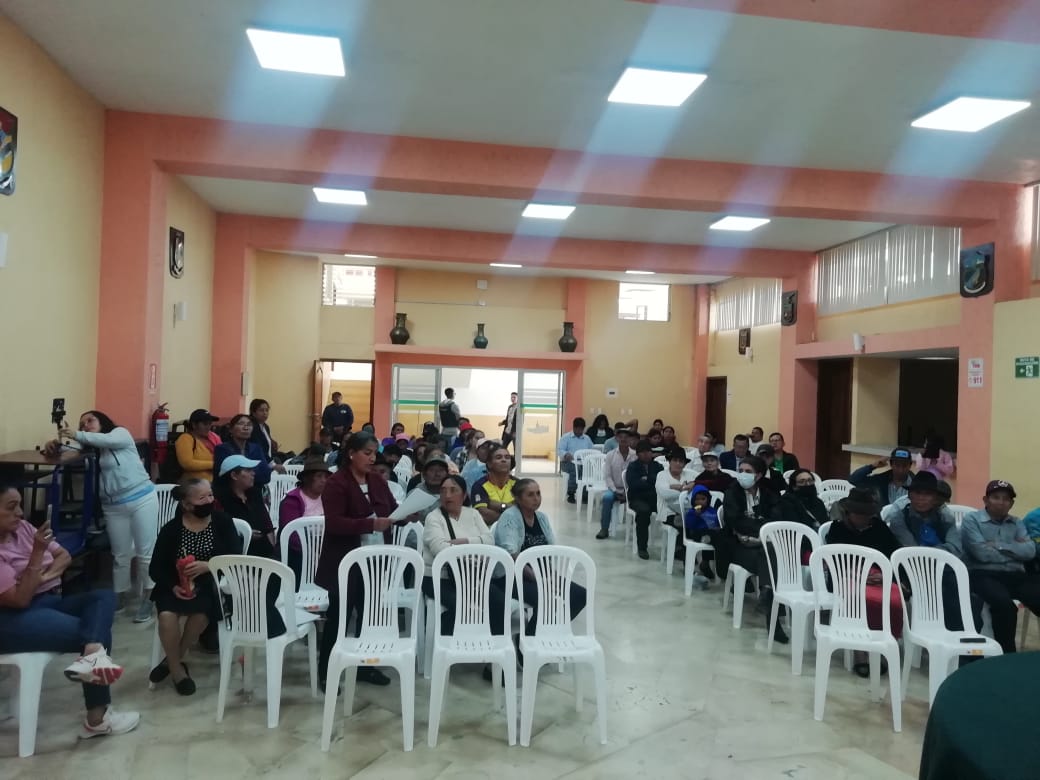 ViviendaEc's tweet photo. 📌 #Pallatanga | Equipo técnico de la Coordinación Regional #Zonal3 del #Miduvi, socializaron información sobre:
📋 Procedimiento de autoconvocatoria y aplicación de estatutos, en el marco del acompañamiento que brindamos a quienes realizan trámites de organizaciones sociales. https://t.co/OCtVrn0IVU