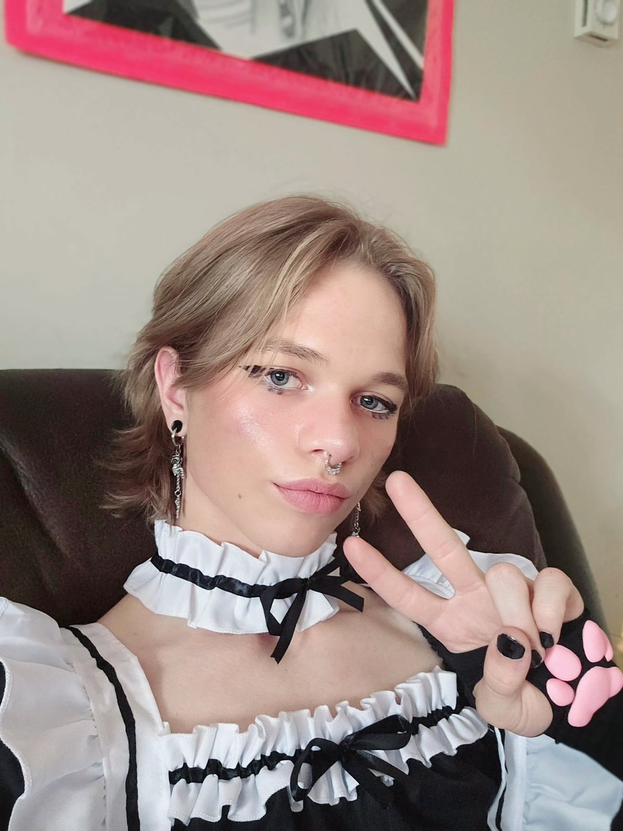 Femboy_Welding_'s tweet photo. Smile or no smile? https://t.co/tnIrWdeIuX