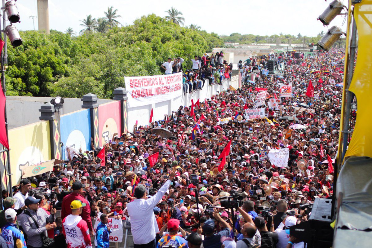 jileduardoPSUV's tweet photo. ¡ZULIA! 🚩

Pueblo de Paraguaipoa​​ recibe al presidente y candidato del Gran Polo Patriótico Simón Bolívar (GPPSB), @NicolasMaduro.🇻🇪♥️

El 28 de julio ¡Yo Voy A Mi Gallo Nico! 🐓💪

#ConChávezYNicolásPorLaPaz https://t.co/eDPROnNf24