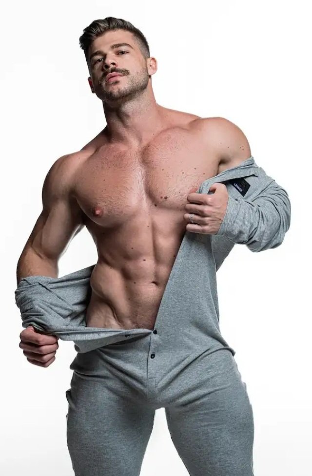 Lipo37829952's tweet photo. 🙂😋🔥 #handsomemen #beardedmen #hairymen #inkmen #yummymen #husband https://t.co/kokAUyCSob