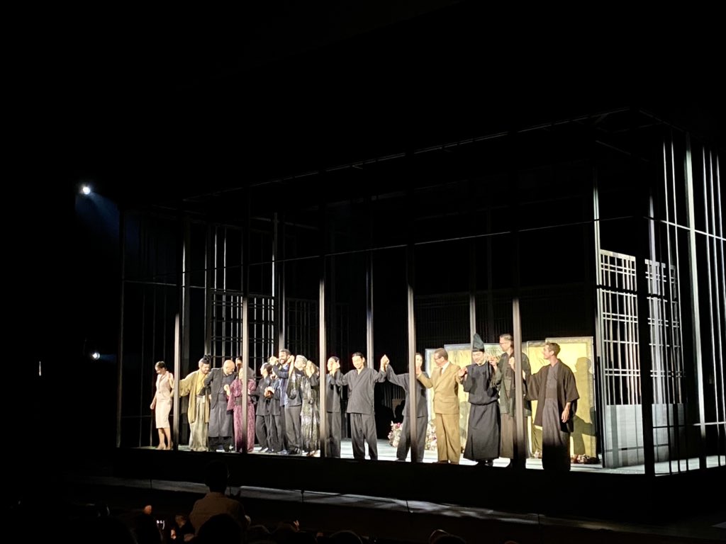 Mise en scène sobre, minimaliste, sans prétention ni bavardages et redoutablement precise. Interprétation musicale de haute volée évidemment dominée par l’inégalable <a href="/ErmonelaJaho/">Ermonela Jaho | Soprano</a> (qui a fait pleurer tout l’Archevêché) et par le grand Lionel Lhote. Direction top
Braviiiiii 👏👏👏