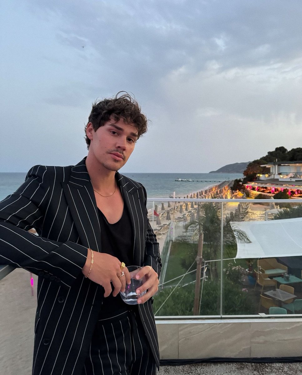 danny_nonas's tweet photo. Dolce &amp; Gabana to #ClubCastlé tonight 🥂 https://t.co/zQtLbStcJI