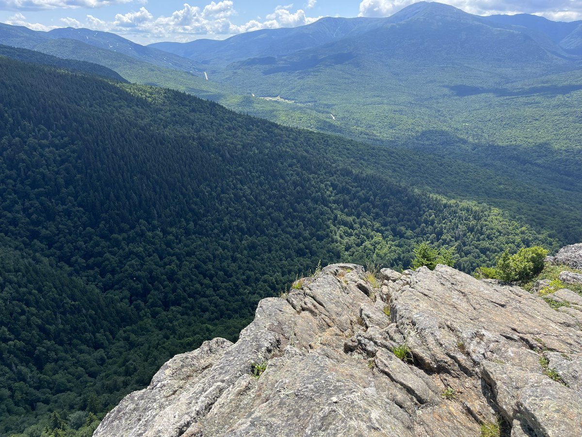 MarcHurBoston's tweet photo. Not an easy hike, but insane views. #ImpFace #PinkhamNotch https://t.co/7D9iWEjP5E