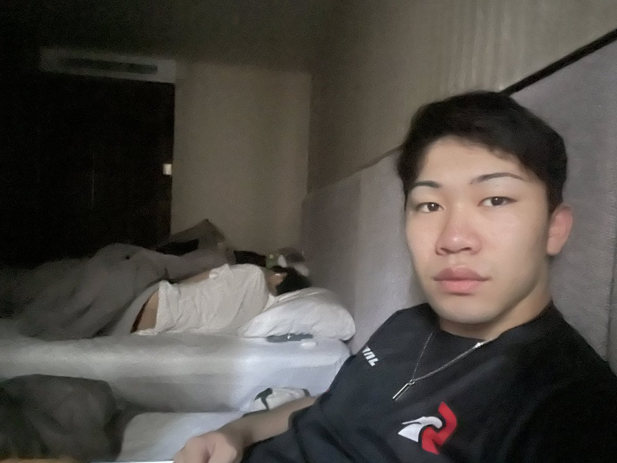 milkreo_0110's tweet photo. 夜中までピックを考えてくれてた2人を置いて先に爆睡してしまった俺
早めの起床 https://t.co/3vKgDZL9S4