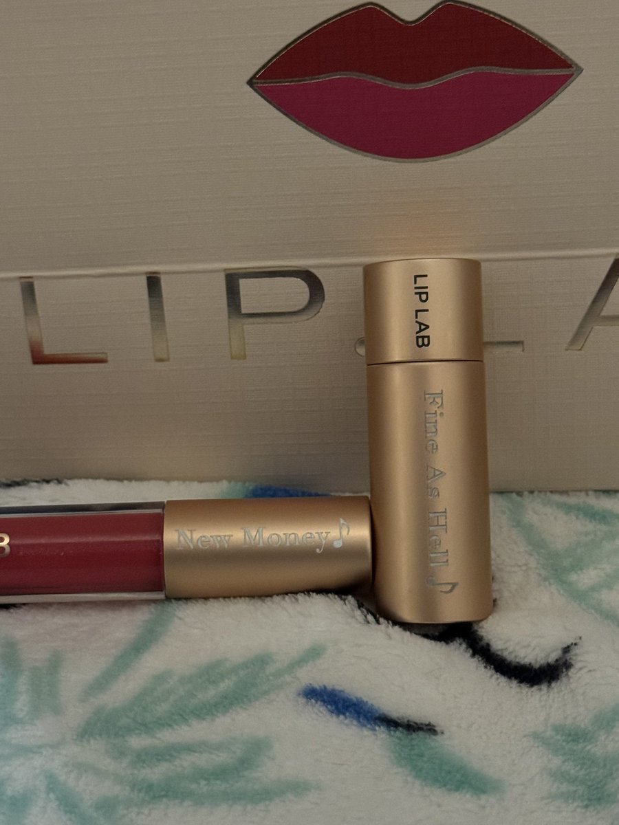 mandirsims's tweet photo. In Nashville wishing I was at a @walkerhayes concert. Got some lipstick with some of my favorite songs on them for the NY and Connecticut shows! #newmoney #fineashell #yalllife #samedrunktour #numberonefan https://t.co/Eo6MJAfNA8