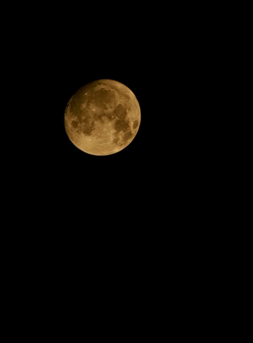 Bedenimizin er geç yok olacağını biliyoruz. Kalan sadece birkaç gün batımı ile şafak, keyfine varabileceğimiz birkaç dolunay.