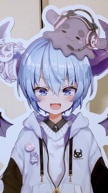 こちらが昨日ラフォーレ原宿から担いでお持ち帰りした等身大の魔王チロルニアくん仕事部屋になんとか置けたので今日から私の原稿作業を横で見守ってもらいますよろしくね息子!!! 