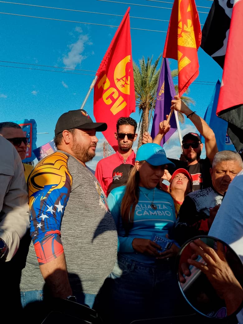 ¡LA UNIDAD ENTRE REVOLUCIONARIOS SE CONSTRUYE!

Desde el Mcpio. Angostura del Orinoco <a href="/WBenavides_MRT/">Williams Benavides</a> junto alcalde <a href="/comandosergioh/">Sergio Hernandez</a> y #GPP Demostrando la unidad perfecta para concretar la victoria de <a href="/NicolasMaduro/">Nicolás Maduro</a> Presidente #28Julio 

#VamosNico 

<a href="/dcabellor/">Diosdado Cabello R</a> 
<a href="/TupamaroMRT_/">Movimiento Revolucionario TUPAMARO Vzla.</a>
