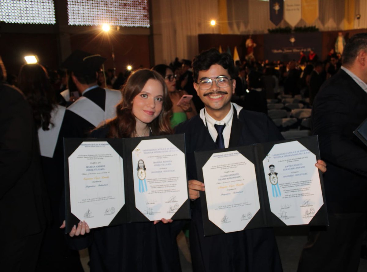 mjerezv's tweet photo. No podía faltar la foto con mi título y mi ingeniero favorito. https://t.co/o0k2211apf
