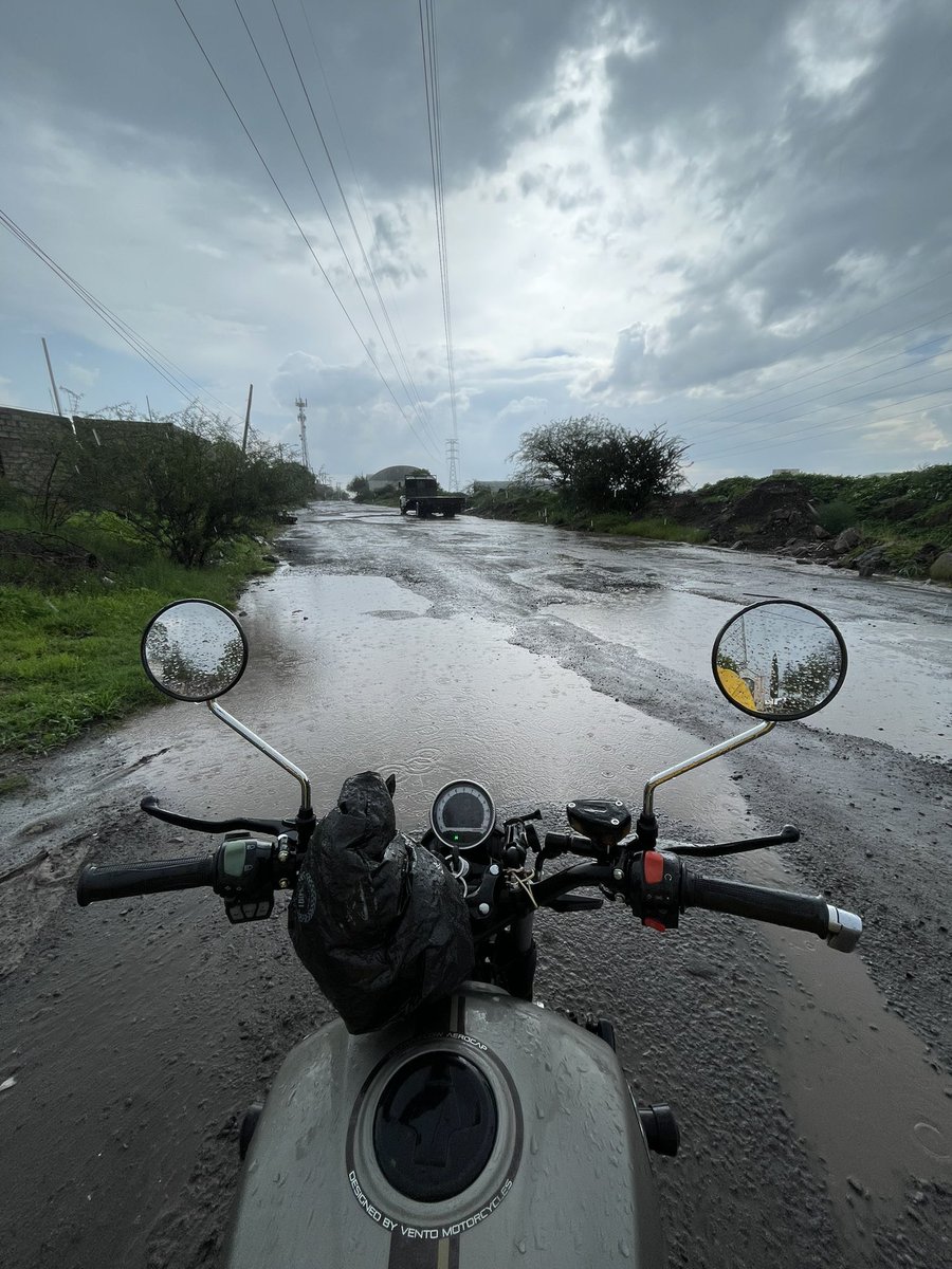 CesarBasabe21's tweet photo. Visitando la inalcanzable 😶
#lluvia 
#Qro 
#biker https://t.co/uXnUsry8xk