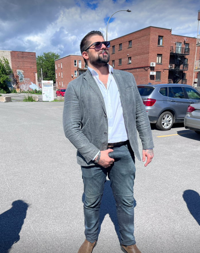 Hard in public 👀 https://t.co/izgAtclXAR https://t.co/HUj0n37a8G
