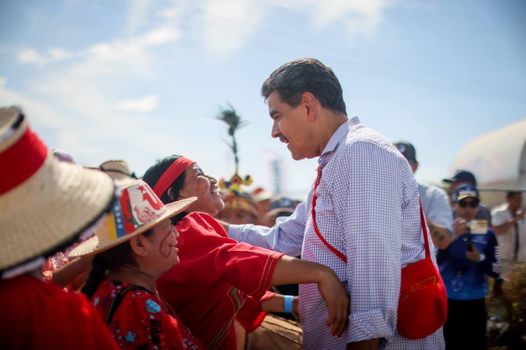 Al presidente <a href="/NicolasMaduro/">Nicolás Maduro</a> le fueron otorgados por parte de etnias indígenas collares que guardan espiritualmente la protección como símbolo de firmeza y fortaleza ancestral.

En su encuentro con el amor y la alegría de Paraguaipoa, los pueblos originarios manifestaron lealtad