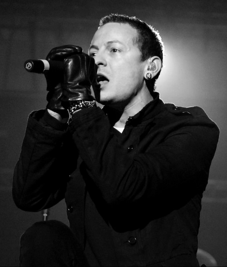 lotus_1_flower's tweet photo. 7 anos que Chester Bennington nos deixou. LinkinPark perdeu muito, nรณs fรฃs igualmente.
#ChesterBennington #LinkinPark
#NeverForgotten #RememberChester https://t.co/sKOlDicdcR
