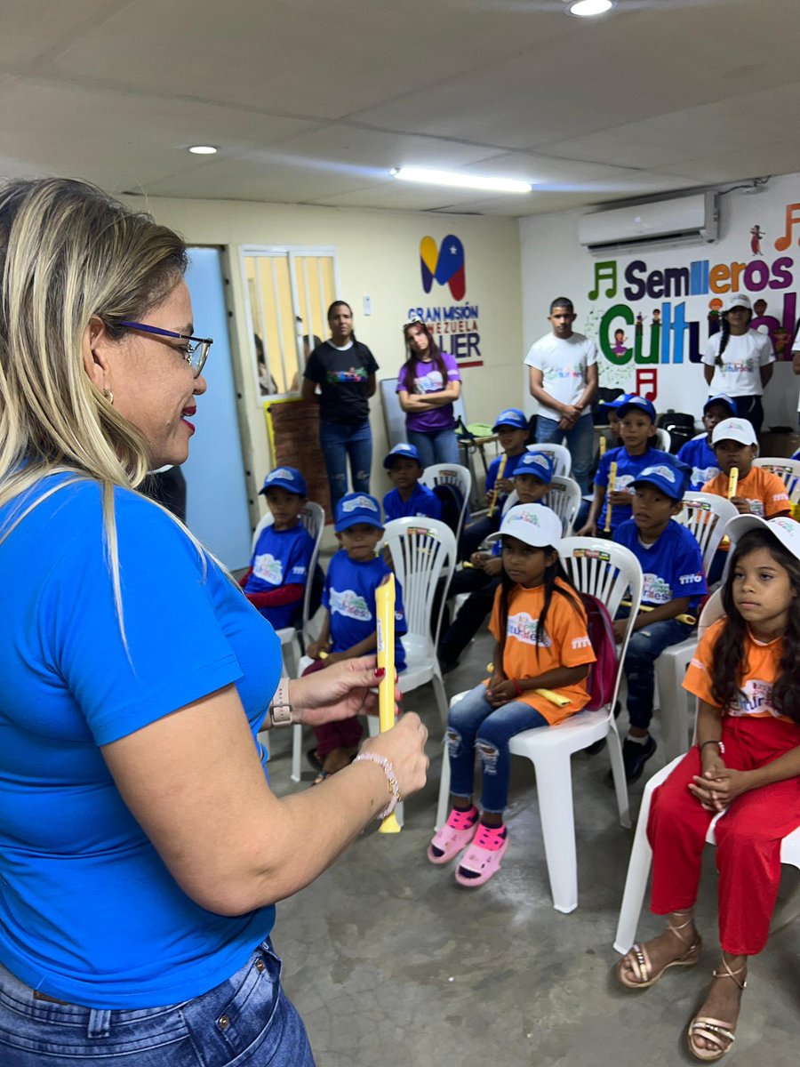 Marianela_PSUV's tweet photo. Después de disfrutar de las hermosas muestras artísticas desde la Casa de la Música, seguimos nuestra ruta cultural hasta la BMS Sendero de Luz, ubicada en la parroquia Vista al Sol. Aquí está el Semillero Cultural Ciudad Guayana para Vivir de Música.

#PuebloVictorioso https://t.co/1UZmfOQjER