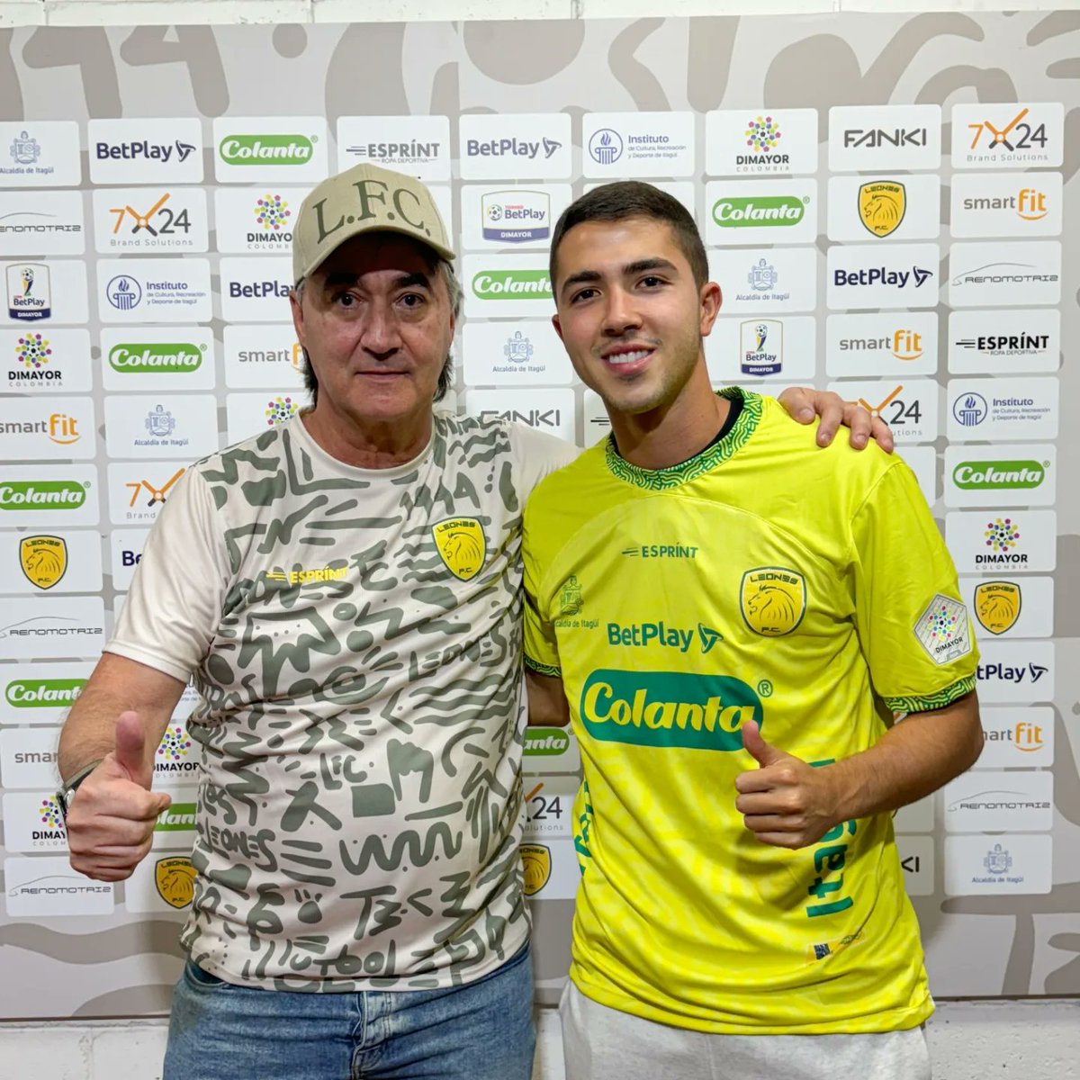 Leonesfutbolc's tweet photo. #altasitagüíleonesfc
Damos la bienvenida a nuestro nuevo jugador Pablo Álvarez Lopera. Este delantero llega del Equipo  @EnvigadoFC para formar parte de nuestra línea de ataque.

📷 #EquipoDeOportunidades.

@AlcaldiaItagui @InstitutoItagui. https://t.co/0bOpioe3QS
