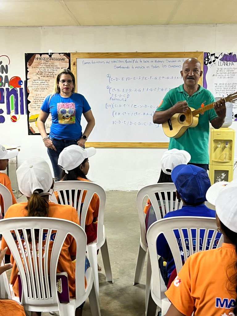 Marianela_PSUV's tweet photo. Gracias al presidente @NicolasMaduro y a la @GMVivaVzla este Semillero Cultural Musical se inauguró el pasado 21 de junio, y brinda formación de todos los instrumentos tradicionales a niños y niñas de esta BMS. Qué bonito disfrutar de lo que han aprendido 

#PuebloVictorioso https://t.co/SEZF7VaqN1