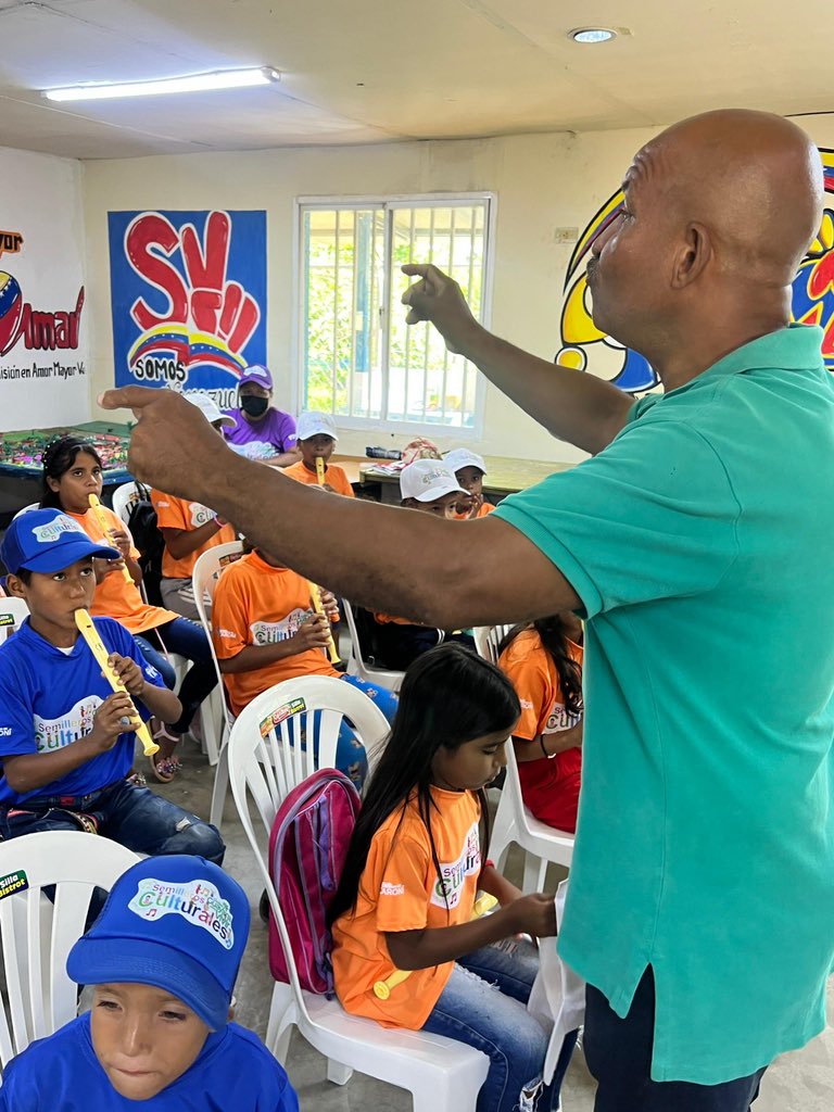 Marianela_PSUV's tweet photo. Gracias al presidente @NicolasMaduro y a la @GMVivaVzla este Semillero Cultural Musical se inauguró el pasado 21 de junio, y brinda formación de todos los instrumentos tradicionales a niños y niñas de esta BMS. Qué bonito disfrutar de lo que han aprendido 

#PuebloVictorioso https://t.co/SEZF7VaqN1