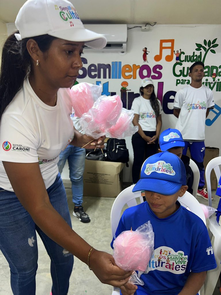 Marianela_PSUV's tweet photo. Gracias al presidente @NicolasMaduro y a la @GMVivaVzla este Semillero Cultural Musical se inauguró el pasado 21 de junio, y brinda formación de todos los instrumentos tradicionales a niños y niñas de esta BMS. Qué bonito disfrutar de lo que han aprendido 

#PuebloVictorioso https://t.co/SEZF7VaqN1