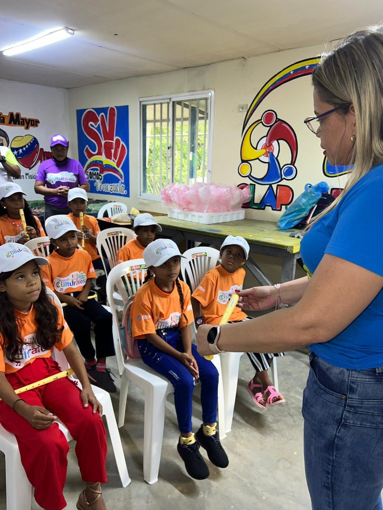Marianela_PSUV's tweet photo. Gracias al presidente @NicolasMaduro y a la @GMVivaVzla este Semillero Cultural Musical se inauguró el pasado 21 de junio, y brinda formación de todos los instrumentos tradicionales a niños y niñas de esta BMS. Qué bonito disfrutar de lo que han aprendido 

#PuebloVictorioso https://t.co/SEZF7VaqN1