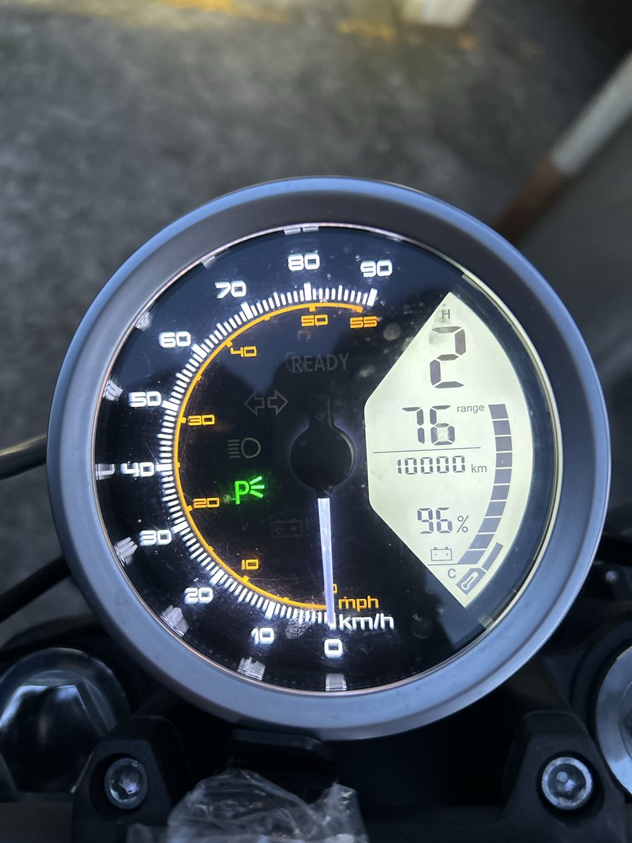 yururi0701's tweet photo. 2年8ヶ月位で、1万km。
バッテリーのコネクタ交換してもらって１ヶ月ちょい。
まだ気が抜けないが、今の所乗れてる。
ってか、納車された時、コネクタの金属部分、こんなピカピカだったっけ？

 #電動バイク
 #SUPERSOCO
 #TC https://t.co/fcwugtbGoN
