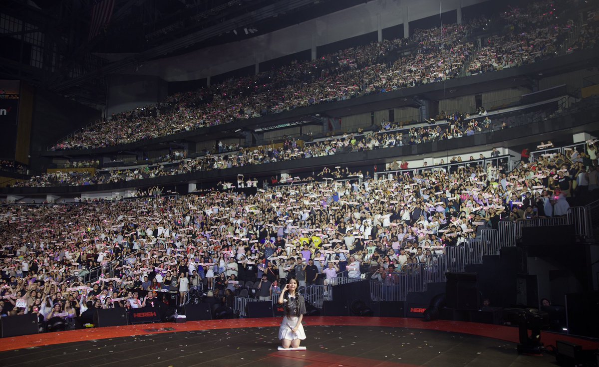 _IUofficial's tweet photo. #아이유 #IU
#HEREH #IU_WORLD_TOUR https://t.co/9INPYoyWZj