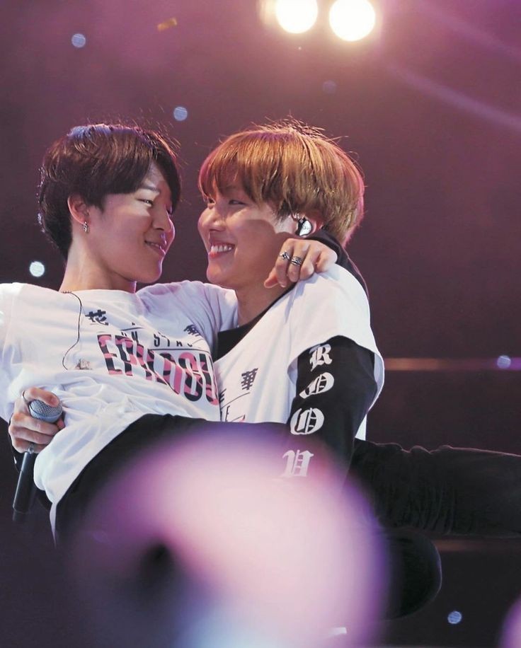 _namjinbaby__'s tweet photo. hobi and his jjamani(쨔마니) https://t.co/kAGQ0BDR7q