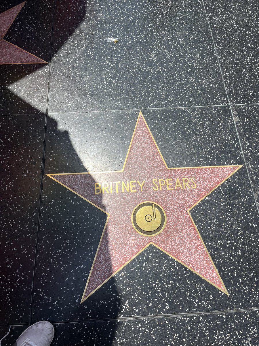 niesvoir's tweet photo. sumi por mto tempo nessa acc, só to postando a estrela da britney !!! https://t.co/1WZGF84EKR