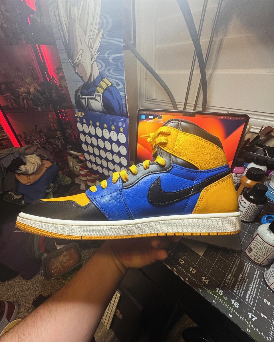 JTRCustoms's tweet photo. The Wolverine: Weapon X Custom Jordan 1  Paints 🎨: @angelusdirect  #wolverine #logan #xmen #AngelusDirect #jordan1 #customsneakers https://t.co/1D4VHzdpzK