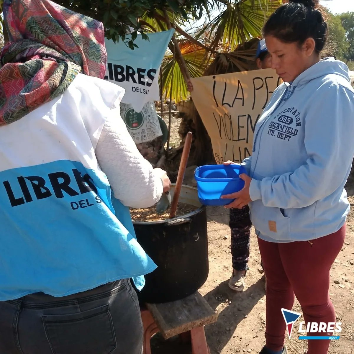 LDSJujuy's tweet photo. 🔵🔴 ¡Olla popular! 

👉 "La peor violencia es el hambre" Título que llevó la acción solidaria realizada en merenderos de Alto Comedero y Monterrico, mientras el gobierno prefiere guardarse la mercadería y esperar a que se venza.

#OllaPopular #LaPeorViolenciaEsElHambre https://t.co/yqqpmFnjoY