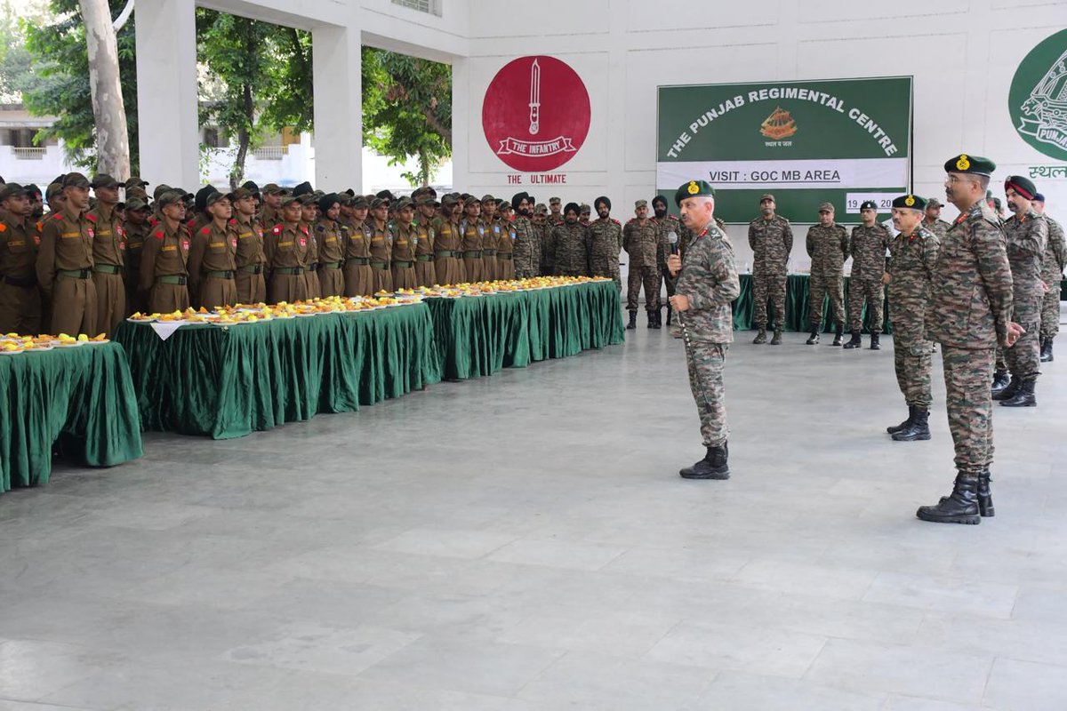 suryacommand's tweet photo. #IndianArmy 
#SuryaCommand
Lt Gen PS Shekhawat, GOC, Madhya Bharat Area visited Punjab Regimental Centre and Sikh Regimental Centre at #Ramgarh cantt to review training of #Agniveer. He complimented the Centre of high standards of training and infrastructure development. The General exhorted the #Agniveers to strive for excellence and maintain high morale.
@adgpi_IA
@ProDefLko
@PRODefDehradun
@SpokespersonMoD
@HQ_IDS_India