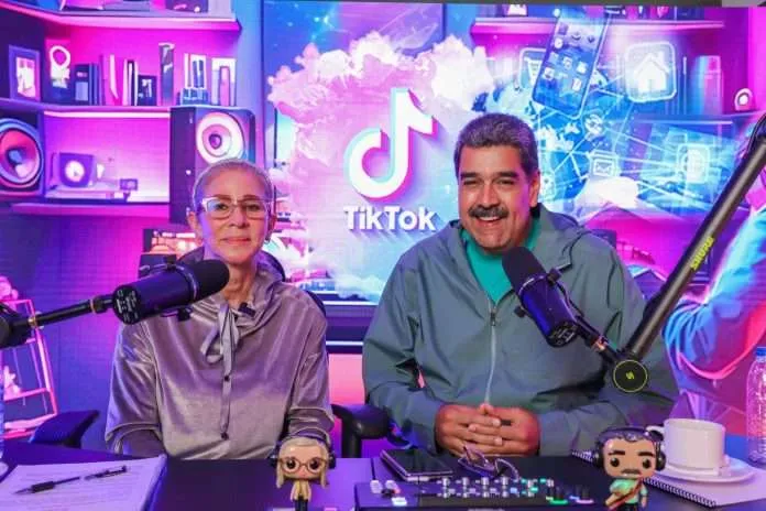 Batalladeideas's tweet photo. 🇻🇪#AHORA : El País nombra a Maduro “el nuevo rey de Tik Tok”. #20Jul  #VotaFuturo #NicolasMaduro 🐓 #Venezuela #AlexNSaab #CamillaFSaab  #FreeAlexSaabOrg. https://t.co/ZNIi4bbukh