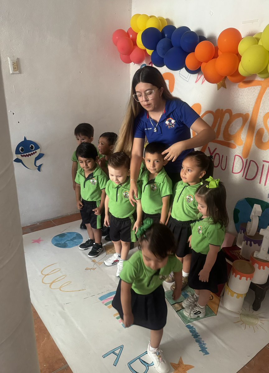 LilyEspinozaAg8's tweet photo. Mi Maddy es la mas chiquita de los graduados, no me la imagino ya en kinder a sus 2 añitos 🥹 https://t.co/NqKxOroHl5