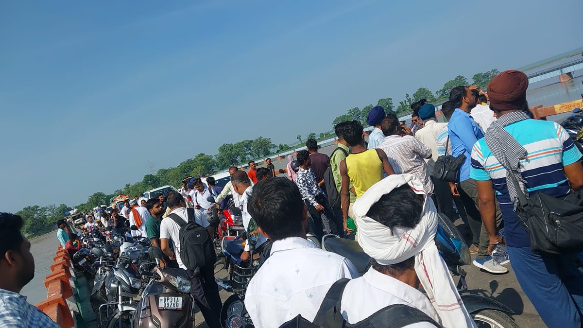 RiteshReporter's tweet photo. NH-731 पलिया-भीरा रोड प्रशासन द्वारा बंद किए जाने के बाद परेशान हो रहे सैकड़ों राहगीर,शारदा पुल पर लगा भीषण जाम पुल पर फंसे लोगों का कहना है कि भीरा में ही रोका जाए रास्ता
@DmKheri 
@kheripolice 
@CMOfficeUP 
@DurgaShaktiIAS 
@NHAI_Official https://t.co/YXb9vm0P8k